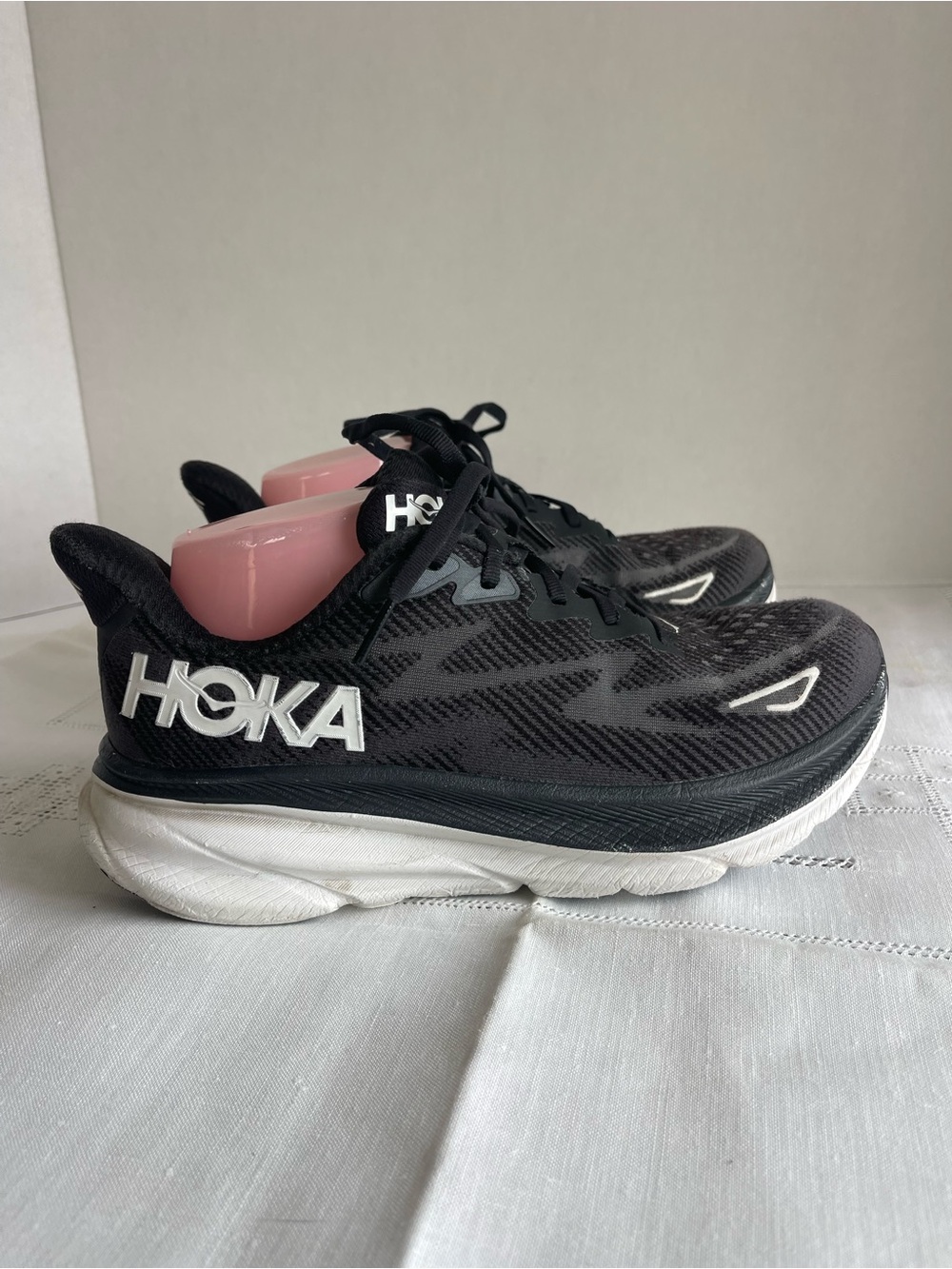Hoka Women's Clifton 9 Black and White Running Sneakers - Size 8.5 B